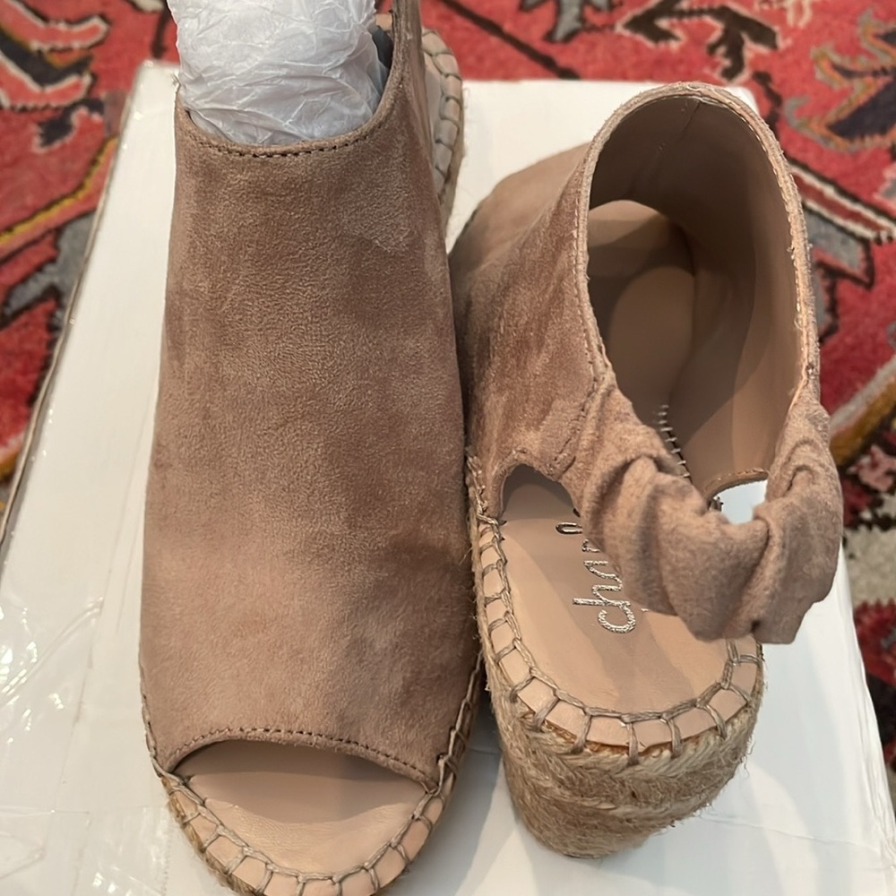 Charles by Charles David Najda Tan Wedge Sandals – Size 6M NIB - Picture 2 of 16